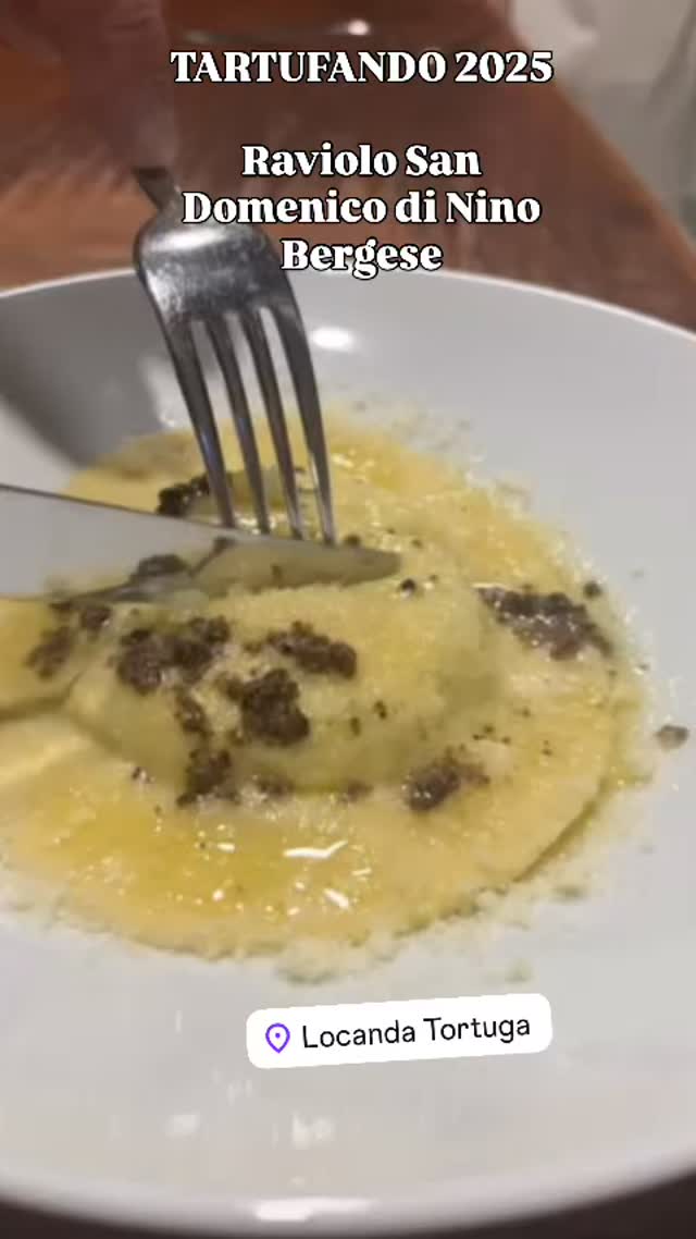 Tartufando 2025 sta per tornare!
Dal 20 al 30 Novembre alla Locanda Tortuga torna il Raviolo San Domenico, l’iconica creazione del grande chef genovese Nino Bergese, “il cuoco dei re”.
Un piatto unico, elegante, emozionante — disponibile solo su prenotazione.
Chiama ora e prenota 0102462961
Non vediamo l’ora di farvelo assaggiare. 🤍🍽️
#Tartufando2025 #GenovaGourmet #LiguriaGourmet #LocandaTortuga #Tartufo #TartufoBiancoENero #RavioloSanDomenico #NinoBergese #CucinaGenovese #FoodExperience #GenovaFood #StreetFoodGenova #EventiGenova #Sarzano #SantAgostino