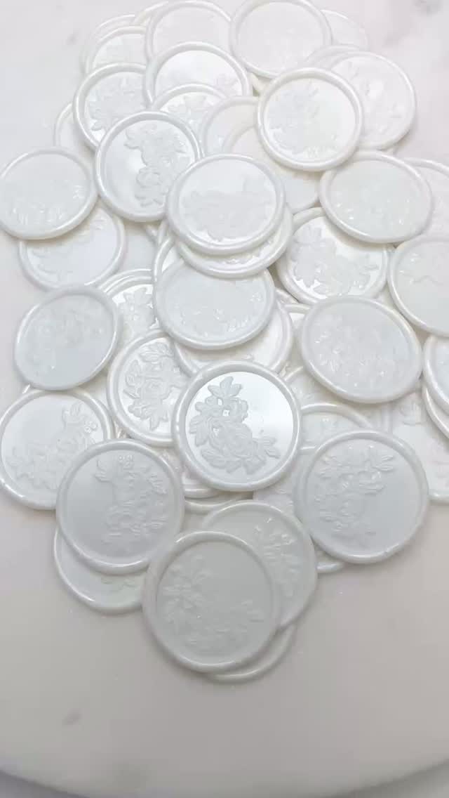 Introducing our Garland of Flowers wax seal design in Pearl White. ✨
This elegant seal captures the timeless beauty of a floral half garland, adding a touch of sophistication and charm. The Pearl White colour brings a luminous, luxe finish that’s perfect for any occasion, including celebrations like Quiincernera, which is where these will be used! 🥰
Ready to elevate your stationery game? Tap to shop or link in Bio! #WaxSeal #GardlandOfFlowers #PearlWhite #StationeryLovers #NewArrival