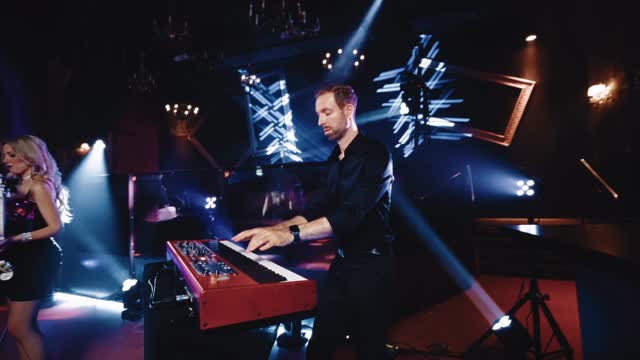 Shut up and dance with me! 🪩🕺🏽💃🏽🔥
✨ Sugar Sky Allstars ✨
👉🏽 www.sugarskymusic.com
.
.
#SugarSky #Friday #Allstars #Party #Partyband #Music #disco #gala #showband #showact #band #Evententertainment #vienna #austria #wien