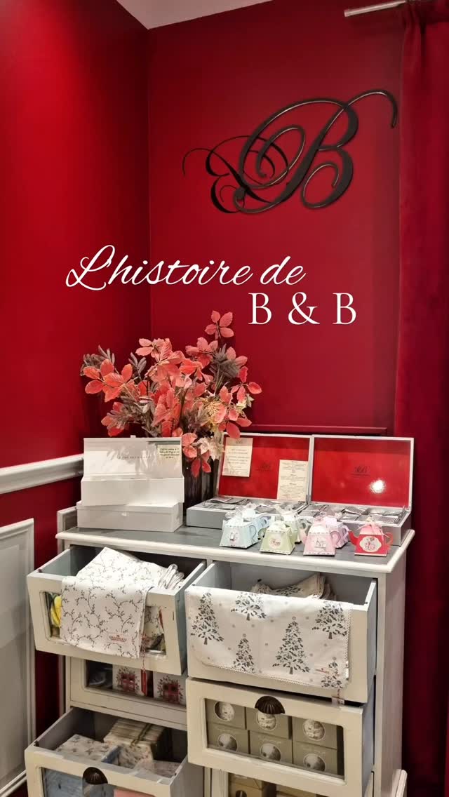 ✨🇫🇷 Connaissez-vous vraiment l’histoire de Betjeman and Barton ? 🇬🇧☕️
Derrière ce nom so English, Betjeman & Barton cache en réalité une histoire 100 % française et parisienne, née en 1919 boulevard Malesherbes, dans le 8ᵉ arrondissement. Une maison discrète, raffinée, qui cultive depuis plus d’un siècle l’art du thé à la française, entre élégance et audace. 💫
Si j’ai choisi aujourd’hui de vous proposer les thés et infusions de cette maison un peu extraordinaire, c’est parce qu’il y a bien longtemps, c’est dans la jolie boutique Hatties à Tours que j’ai découvert ces thés pour la première fois 🍃💚 — une véritable révélation.
Depuis, chaque boîte de Yunnan ou de Gyokuro que j’ouvre est une promesse de voyage, un lien avec ces hommes et ces femmes qui ont façonné l’histoire de la Maison. 🌏✨
Et c’est une immense fierté de vous faire découvrir chaque jour ces trésors dans ma boutique à Tours. 🌿💛
#BetjemanAndBarton #tea #instatea #tealovers #tourscity #toursmaville