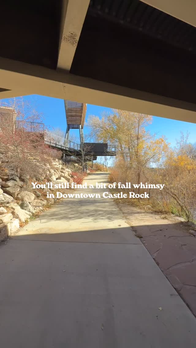Fall is softly dwindling away, but you’ll still find leaves falling in the breeze and some warm autumn sun ☀️ 🍂
Enjoy fall a little while longer, before we go full speed ahead into the holiday season ❄️
#crco #downtowncastlerock #castlerockcolorado #fallorado #notchristmasyet