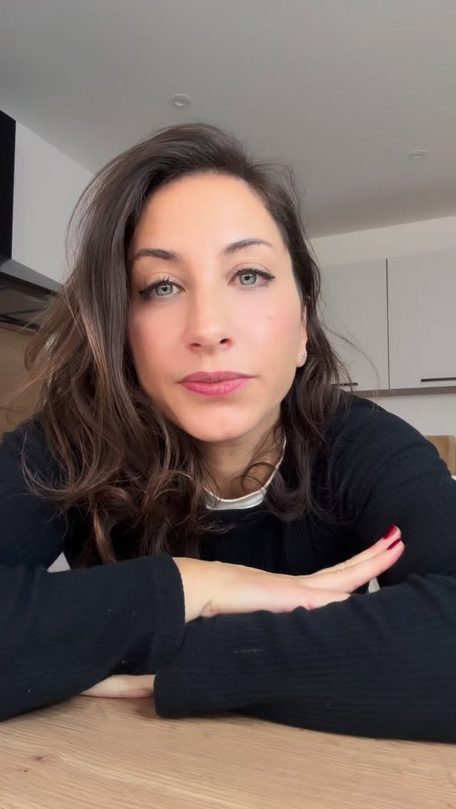 On en revient toujours à la même notion :
l’équilibre.
Évidemment, tu ne vas pas manger ce brownie tous les jours.
Mais si un jour tu as envie de te faire plaisir…
👉 mieux vaut une version comme celle-ci qu’un brownie au beurre, ultra sucré ou industriel, surtout si tu es dans une optique de perte de poids.
Ce n’est pas une question de perfection.
Ce n’est pas une question de frustration.
C’est juste faire un meilleur choix, au bon moment.
Quand tu changes le type de plaisir que tu choisis,
tu restes alignée avec tes objectifs
sans t’enfermer dans un régime strict.
C’est ça, l’équilibre.
9 parts – ~302 kcal / part
Ingrédients :
• 200 g de chocolat 85 %
• 2 bananes
• 2 œufs
• 1cs d’huile de coco
• 50 g de farine de riz
• 100 g de noix de pécan
• 1 scoop de whey chocolat (≈ 30 g)
Préparation :
1. Préchauffe le four à 180°C
2. Fais fondre le chocolat avec l’huile de coco
3. Écrase les bananes
4. Ajoute les œufs
5. Verse le chocolat fondu
6. Ajoute la farine de riz + la whey + les noix de pécan
7. Mélange
8. Verse dans un moule
9. Enfourne 18 min
⸻
🔥 Valeurs finales : ~302 kcal / part
(contre 500 kcal pour un brownie noix de pécan classique)