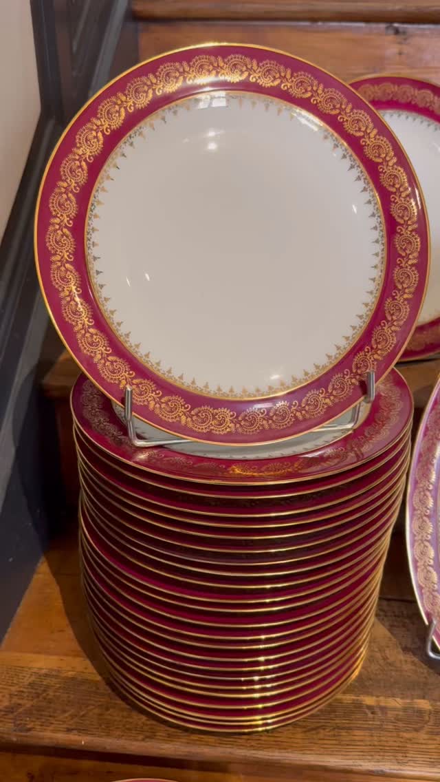 Disponible dans la boutique en ligne www.misslittlebottle.com
#misslittlebottle #artdelatable #artderecevoir #antiquités #servicedetable #porcelaine