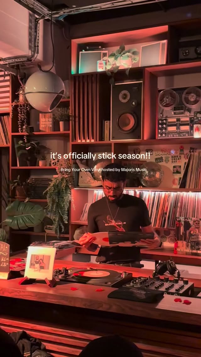 November can only mean one thing! Itās stick season!
This was the first time weāve received this EP so it was a special one for us šæ
#vinyl #stickseason #noahkahan #november #shoreditch