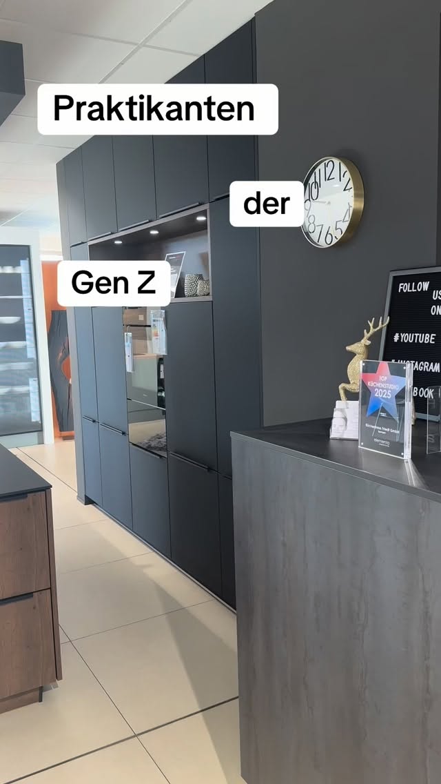 Praktikantin der Gen Z bei der Arbeit – oder so sieht’s zumindest aus
In Wahrheit: Frazi rockt das Küchenhaus und ist ein echter Gewinn fürs Team! Sie macht einen großartigen Job und wirPraktikantin der Gen Z bei der Arbeit – oder so sieht’s zumindest aus
In Wahrheit: Frazi rockt das Küchenhaus und ist ein echter Gewinn fürs Team! Sie macht einen großartigen Job und wir sind mega froh, sie bei uns im Küchenhaus Friedt zu haben! #bestePraktikantin #TeamPower #küchenhausfriedt #kraichgau #eppingen #interiordesign #team #generationz #genz #praktikum #foryoupage #heilbronn #sinsheim #bretten #brackenheim #küchenstudio #küche #musterhausküchen
