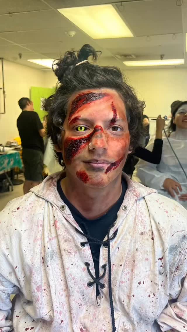 🤙Diving deeper into SFX makeup this year was a spontaneous move for me but I truly enjoyed it!
I like seeing the progression from week 1 to week 6 of the Halloween Haunt Carnage looks 👻. There are time restrictions so I avoided experimenting in the beginning, but by week 4 I felt confident enough to use latex to get more detail in and was happier with the overall result! It’s been a minute since I let myself get messy and creative again… 🤪so fun. I’m excited to create more next year! 🎨
#makeupartist #sfxmakeup #sfx #halloween