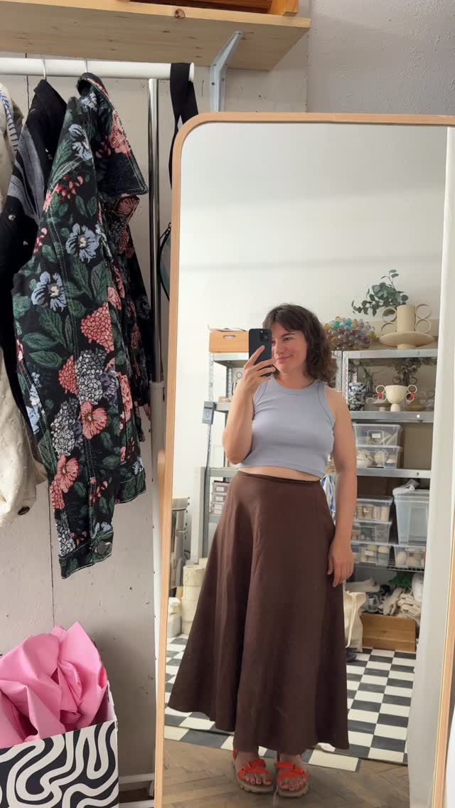 i never shared the video of when i painted the tutti frutti porcelain plates back in august, so here it is. a little throwback to a project i truly loved working on. on this day i painted the first four plates: plums, apples, cherries and oranges.
the beautiful plates were made by the talented @_yvonnerausch ✨
#creativeprocess #paintingprocess
#ceramics #painting #artist #malerei #flowers #keramikart