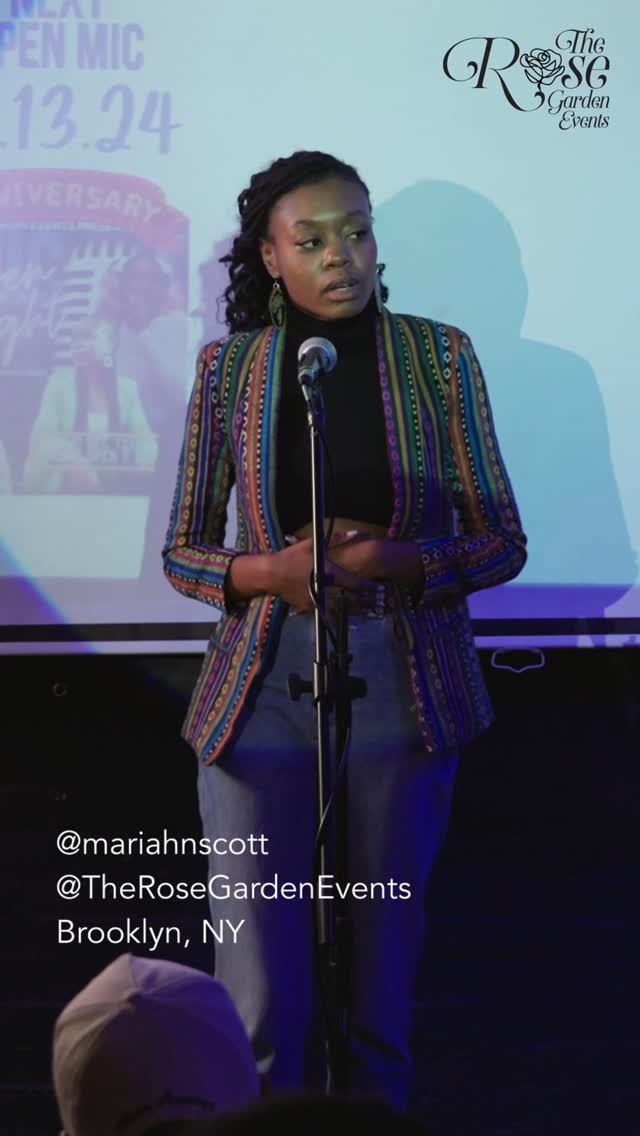 A lesson about gifts from @mariahnscott 💎 Its the eloquence and truth in her storytelling that does it for us!!!
Next (and final!) Open Mic ➤ Dec 12th
📍@shapeshifterlab Brooklyn 🎟 link in bio
📽 @nicos.creative
#Poetry #KeepGrowing #SpokenWord #OpenMicNYC #RoseGardenEvents