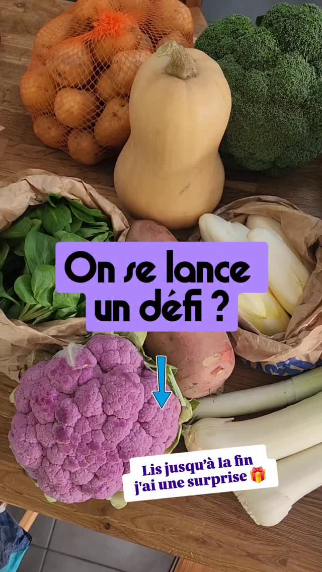 ⬇️ On se lance un DÉFI en 4 étapes ! ⬇️
..
Et je participe avec vous 🤩
Lis jusqu'à la fin pour une surprise 💌
..
Pendant 2 semaine, 4 règles ⬇️
..
1️⃣ Pas de supermarché : marché, magasin bio, magasin de producteurs ou encore la Fourche pour faire du bien à ton portefeuille, la planète et prendre de nouvelles habitudes 💥
..
2️⃣ Avoir 25 sources végétales différentes par semaine dans ton assiette : fruits, legumes, herbes aromatiques, épices, graines et oléagineux tout ça fonctionne 🌿
..
3️⃣ Cuisiner 1 produit dont tu n'as pas l'habitude une fois par semaine : moules, topinambour, jarret, céleri rave, la caroube dans un gâteau 😋...
..
4️⃣ On troque une habitude par une autre 🔄 ( le plus dur !!) Ex : chicorée à la place du 2e café, une datte plutôt que le traditionnel carré de chocolat en fin de repas, changer de petit déjeuner comme passer à du salé..
..
Partage avec le #defidumois pour nous montrer comme tu géres de ton côté 🤩
..
Et SURPRISE, je vous partage chaque jour du mois de decembre 1 conseil naturo en MP comme un mini calendrier de l’avent 🎁
Pour le recevoir commente CALENDRIER + partage ton post / reel préfèré de ma page 🥰
..
Merci et hâte de voir vos petites photos 📷 de ce défi 💥🚶♀️🧘♀️🌿🍵
..
#naturopathie #santenaturelle #mieuxmanger #retourdemarché #mangerlocal #mangermieux #mangerdesaison #defidumois #santéféminine
