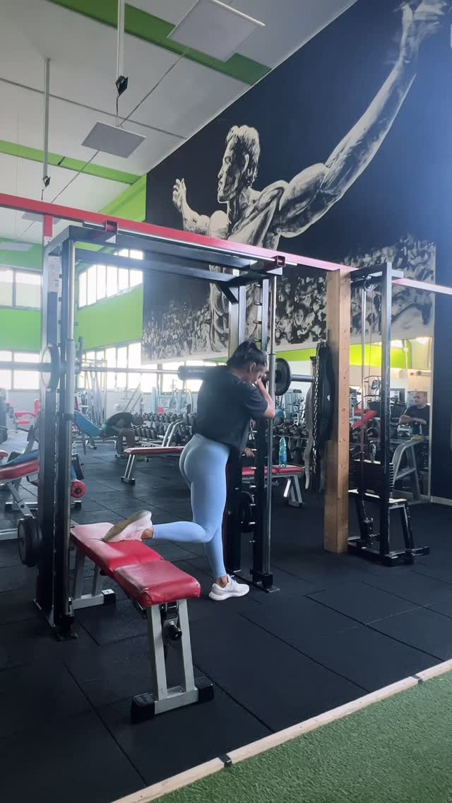 Mentalità da palestra ⭐️
Non allenarti per fare “il movimento”.
Allenati per dominare il movimento.
La differenza tra chi cambia davvero e chi no…
è tutta in quei secondi che nessuno vede.
#fiitzonefitness #fiitzonecommunity #palestraitaliana #palestramotivazione
#palestralogratobrescia #bootyworkout #glutetraining #reversehacksquat
#allenamentofemminile #teamfiitzone #noexcuses #fititaly #gymmindset
#trainhardstayhumble #fitnessitalia