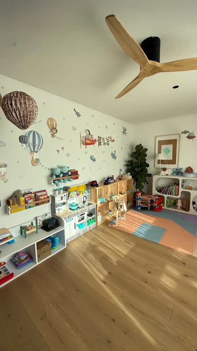 ✨ Una habitación donde los sueños se construyen pieza a pieza ✨
Este colorido espacio de juegos y lectura es el pequeño universo de Ian y Nia, donde cada rincón está pensado para estimular la imaginación, fomentar el juego libre y acompañar sus aventuras diarias con sus amigos 🌈
Tiempo para explorar, leen, cocinar o volar entre nubes y globos de su pared mágica.
🏡 Espacios que inspiran, decorados con cariño.
📍 ¿Tu rincón favorito?
💕 Sin duda el nuestro el de @vikikacosta
#Lubabymats #HabitaciónMontessori #ZonaDeJuegos #RincónDeLectura #HabitaciónInfantil #DecoraciónInfantil #MontessoriEnCasa #JuegoLibre #BabyRoom #KidsCorner #EspaciosQueInspiran
