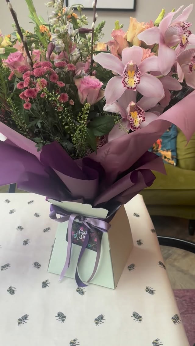 Pretty in pink 🌸 for a special birthday celebration today
#pinkflowers #orchids #studioflorist #flowersnug #supportsmallbusiness #pastelflowers #statementflowers #specialbirthday #bigbunch