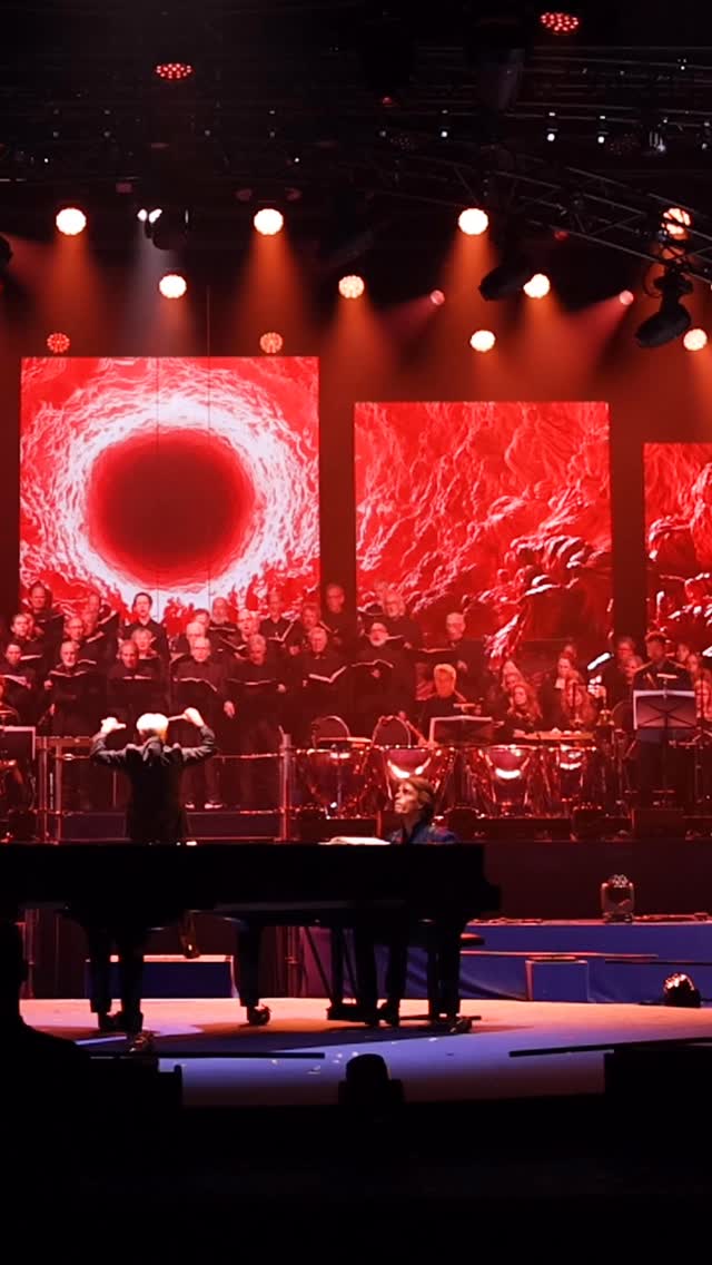 Twee piano’s. Eén meesterwerk. Onvergetelijk. ✨
Een paar weken geleden maakte ik voor de producenten Jaco Kaasschieter en Roos Aerts deze video van Arthur & Lucas Jussen, die Carl Orff’s Carmina Burana uitvoerden in het MECC Maastricht 🎹🎶
Het vastleggen van zo’n indrukwekkende live performance blijft bijzonder. Van de intensiteit op het podium tot de kleinste beweging van hun handen over de toetsen. Alles klopt, alles leeft.
#LiveMusic #VideoProduction #FootlightBeeldEnDesign #ArthurJussen #LucasJussen #MECC #ConcertVideo #CarminaBurana