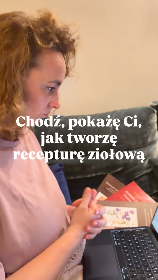 📩 Zostaw w komentarzu hasło „Trawienie”, a wyślę Ci darmowy mini-przewodnik „Jak wspierać Śledzionę i trawienie”.
👀 Chodź, pokażę Ci, jak wygląda proces tworzenia receptury ziołowej dla Ciebie.
🌿 Każdy zestaw ziół dobieram indywidualnie — do Twojego ciała, objawów i celów terapii.
W tym przypadku wspieramy śledzionę, trawienie i oczyszczanie wilgoci oraz śluzu, które mogą dawać objawy takie jak przewlekły katar, zatkany nos, ciężkość czy problemy z wypróżnieniami.
To kolejny krok w terapii pacjentki starającej się o dziecko. 🤰🏻
Pracuję zarówno z gotowymi kuleczkami do łykania, jak i z ziołami w formie granulatu do picia.
Granulat ma większą moc działania… nawet jeśli jego smak czasami wystawia cierpliwość na próbę 😉 Ale efekty potrafią naprawdę zachwycać.
Zaopiekuj się sobą w Bertha Holistic. 🌸
•••••••••••••••••••••••••••••••••••••••••••••••••••
🌱 Wsparcie płodności, zdrowia, emocji, urody.
🌸 Beata Szlachta – ekspert medycyny chińskiej
❤️ Bertha Holistic Centrum medycyny naturalnej we Wrocławiu.
☘️ Akupunktura, zioła, medycyna chińska, terapie twarzy.
•••••••••••••••••••••••••••••••••••••••••••••••••••
receptura ziołowa, medycyna chińska, trawienie, zatkany nos, starania o dziecko, in vitro