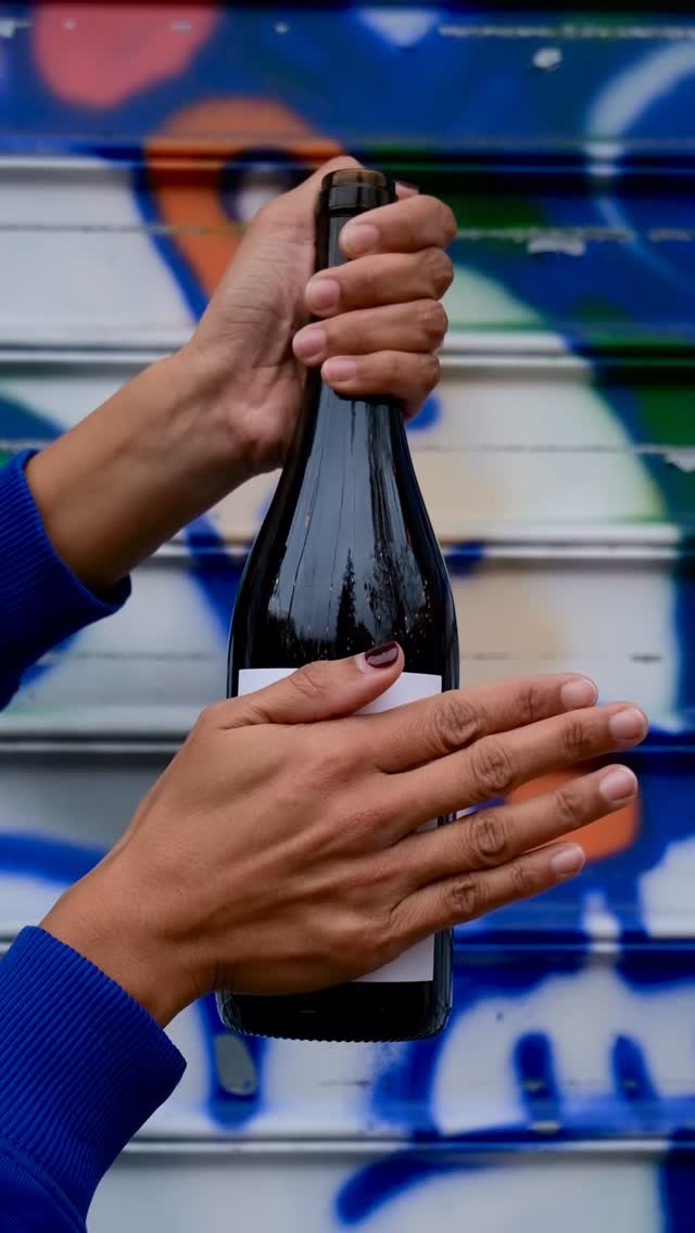 🫶 Cuvée Plaisir 🫶
On en rêvait et on l’a fait !
Imagine une collab avec tes vignerons chouchou @cotes_rousses
Une robe d’un rouge incarné,
Un nez bonbon enivrant,
Un smash de fruits rouges gourmands
Oui elle est là : La Cuvée Plaisir
Un glouglou à partager avec Amour.
Merci à Nicolas et Marielle pour leur confiance dans la création de cette bombe de fruits
🍇 Du coup c’est année au Bistro ce n’est pas Bojo ce jeudi 20 novembre mais primeur savoyard en biodynamie pour nos Sauvageons en exclusivité !
Hâte de vous faire goûter tout ça !
Bisous
📹@floupictures