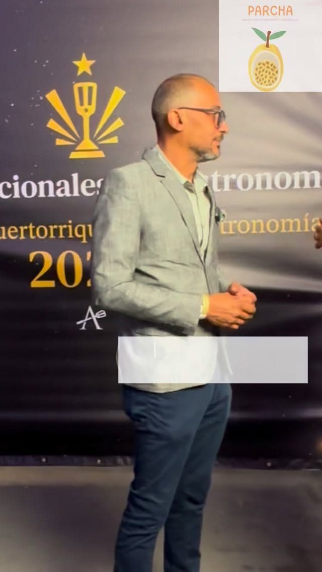 Ayer en la noche, tuve el honor de entrevistar a
@chef.portela de @orujotaller. Reconocido mundialmente por @thebestchefawards y ganador del galardón Gastronomía Satisfactoria en los Premios Nacionales de Gastronomía de @apuga.pr. Durante dicha premiación tuvimos una conversación un poco más extensa, pero acá les comparto pedacito. Gracias chef y nuevamente felicidades. 🎊
