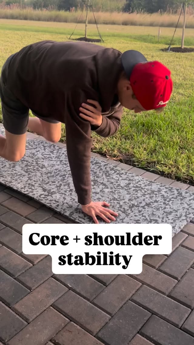 Strong shoulders are built from the ground up.
Knees-elevated shoulder taps train your shoulder to do its real job:
control the joint when the body moves around it.
If your hips shift, your hand smacks the floor, or your shoulder feels âshaky,â thatâs not a strength issue, itâs a stability issue.
And drills like this help us see exactly where that breakdown happens so we can fix the root cause.
DM âSHOULDERâ for more stability drills your shoulder actually needs.
#shoulderpain #portstlucie #rehabchiro #lifting #chronicpain
