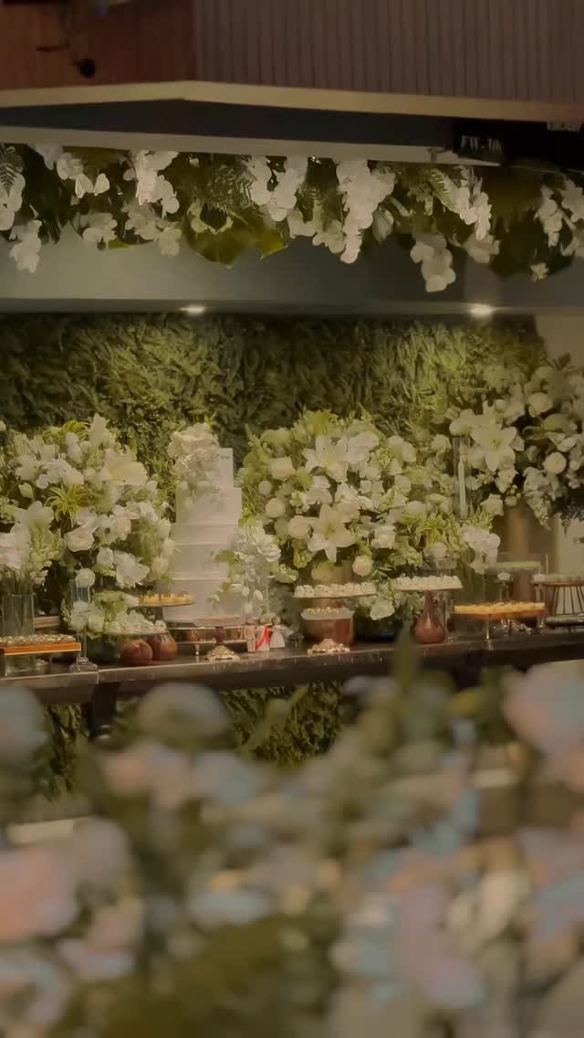 Um branco e verde apaixonante. Desenvolver este projeto para os queridos Lilian e Guilherme foi uma experiência leve, delicada e incrivelmente acolhedora. Os noivos nos deram total liberdade para explorar o clássico do branco e verde, mas com a suavidade e a autenticidade que apenas as flores naturais oferecem.
O resultado não poderia ser outro, uma mesa de doces clean, delicada e ao mesmo tempo imponente, com arranjos semi-desconstruídos que traduzem perfeitamente a essência da natureza bela justamente por não seguir padrões.
@cultivandoamorassessoria
@marcosoliveirafotoefilmes
@espacolumen
@passiongastronomia
@menegato.coral
@pourlemon
#noivas #brancoeverde #flora #casamento #fy #pravoce #noivasclassicas