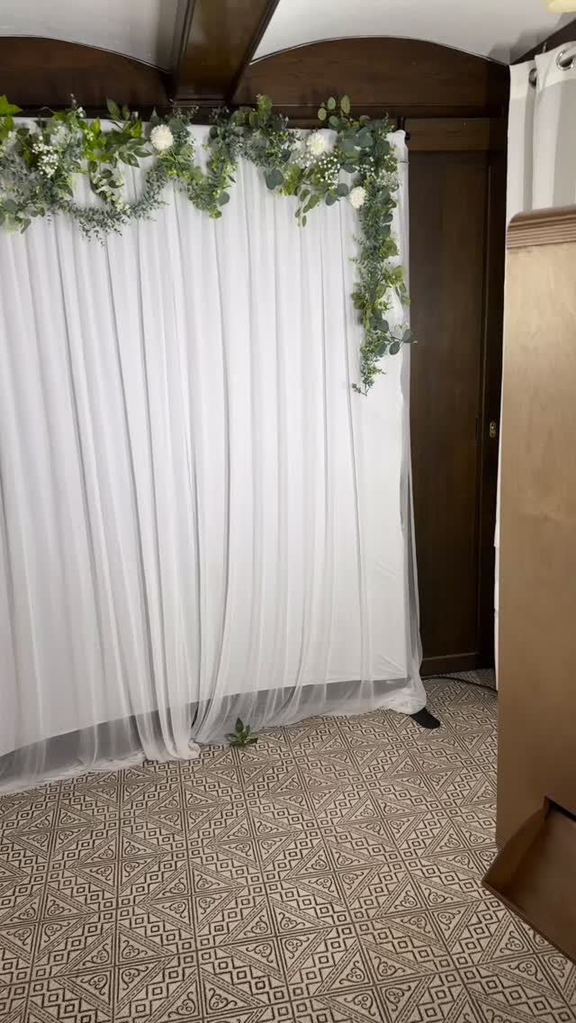 ✨ Wenn die Hochzeit so schön ist, dass sogar die Fotobox heiraten würde… 😍💍
Mit der Happybox Fotobox wird jeder Moment zum Highlight! Ob verrückte Grimassen, romantische Posen oder komplette Gruppenausfälle – unsere Fotobox hält alles fest. 😂📸
Egal ob ihr eine Fotobox mieten wollt oder schon mitten in der Planung steckt: Happybox sorgt für Spaß, Erinnerungen und jede Menge Lacher auf eurer Hochzeit! 🎊💒
👉 Also: Lächeln nicht vergessen. Die Happybox schaut zu. 😎✨
#fotoboxmieten #hochzeit #fotoboxmieten #hochzeitsinspiration #events