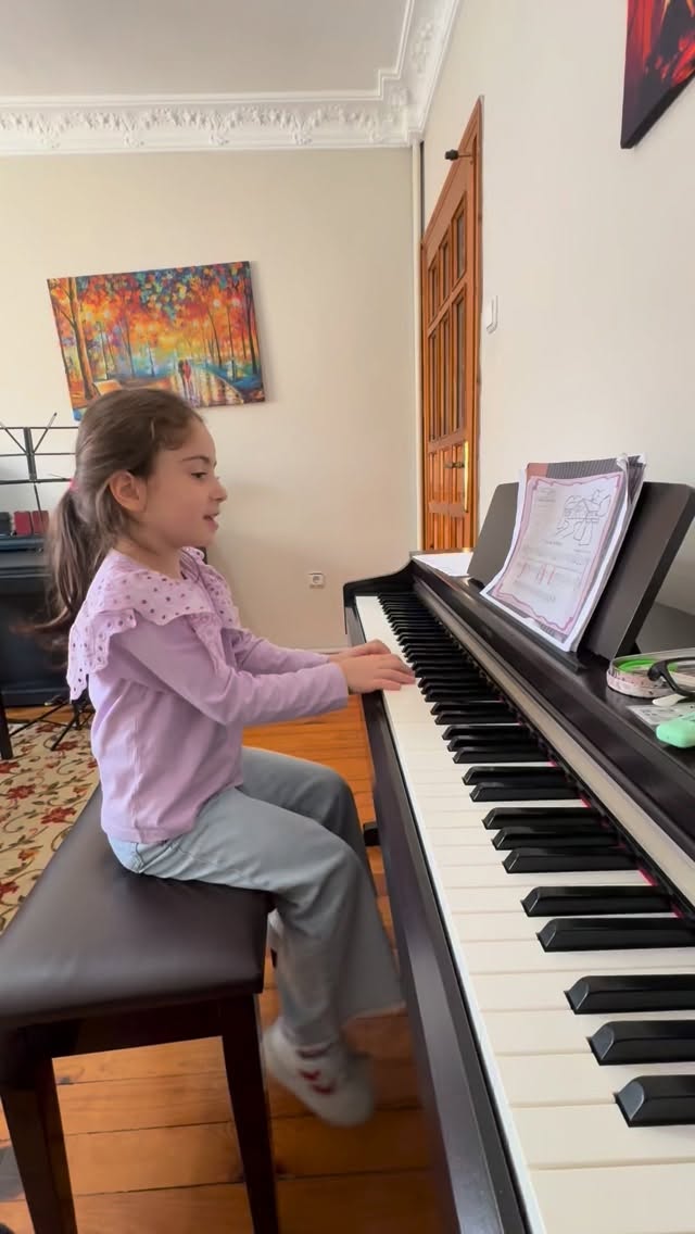 Evet, ismi Meva🥰. Meva(5) öğrencimizden küçük bir Old Mac’Donald had a farm anımız🌸🩷💐🫶🏻.