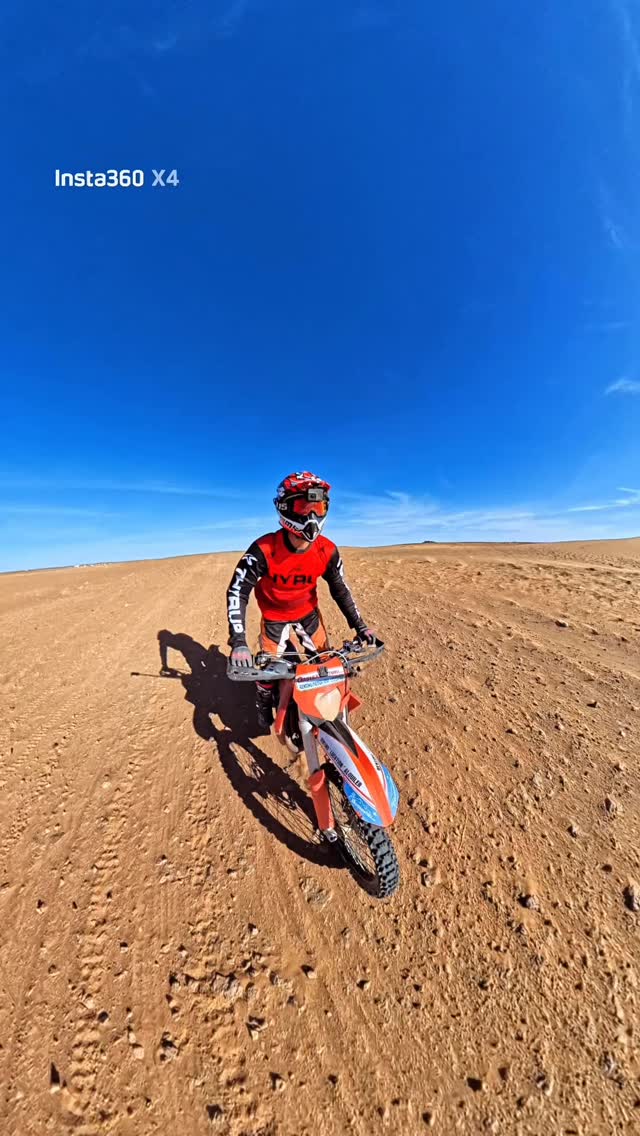 Riding through the Moroccan desert 🇲🇦🏍️🐪
#marocco #visitmarocco #desert #mx #dakar #desertriding #actioncam #insta360 #fun #riding