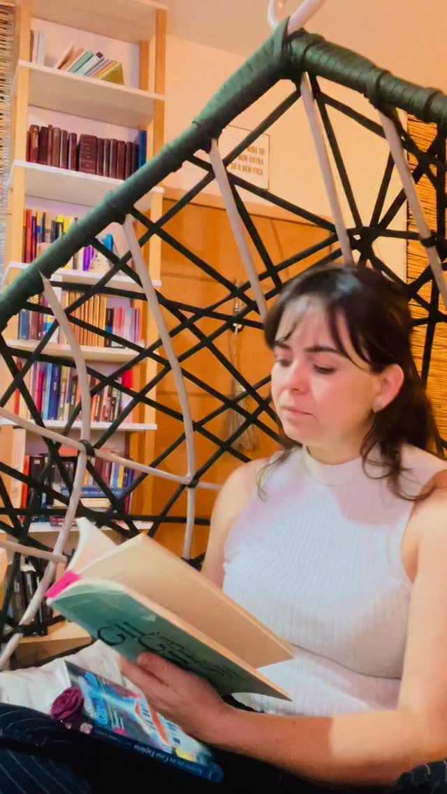 Passando por aqui para deixar um pouco da magia que tem preenchido meus dias. ✨
Não sumi — estou no meu cantinho favorito, mergulhada em um projeto que venho sonhando há muito tempo.
Algo especial está nascendo… e logo compartilho com vocês.
Prepare-se: vem aí um mundo de encantos, histórias e um toque de magia. 🌙📚✨