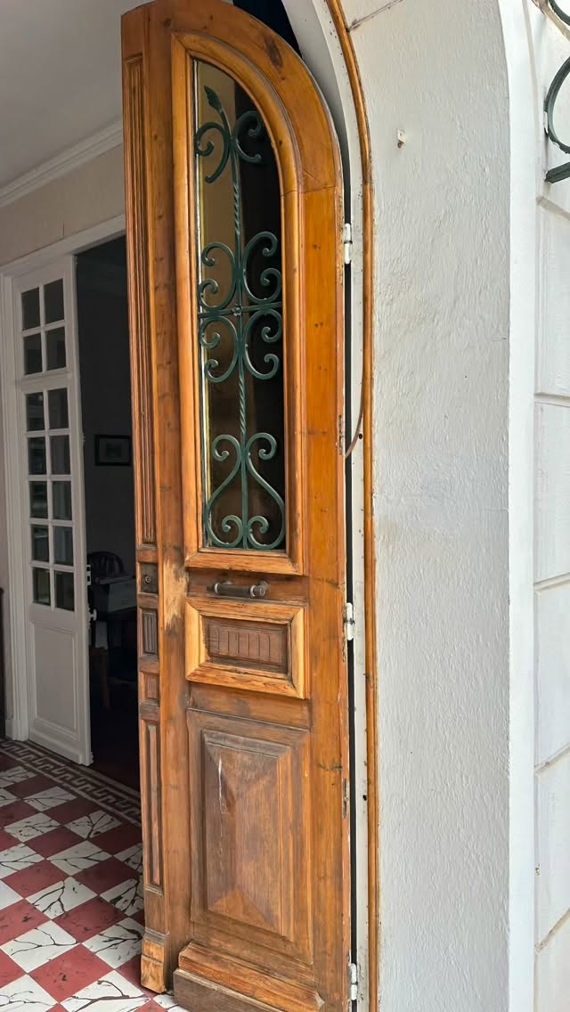 Quand tu réalises que ce n’est pas une nouvelle porte… mais la même porte, juste aérogommée 😳✨
Le bois n’était pas vieux : il était juste caché !#aerogommage #fyp #bois #renovation #