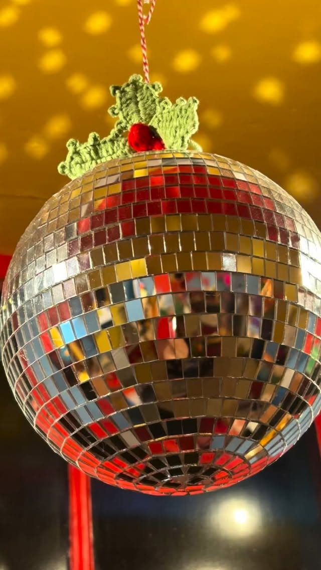 Christmasfication of FuzzypegFolk is complete. Even the disco ball has a new look.
Come on in and get lost in the magic.
So many new things it’s a bit of a squeeze.
@matthewcook69 The Shop and @vintages_bungay are Christmassyfied too, as are many others.
Bungay is THE place for Christmas shopping!
#christmasdecorations #christmasgifts #christmastoys #smallshop #bitofasqueeze