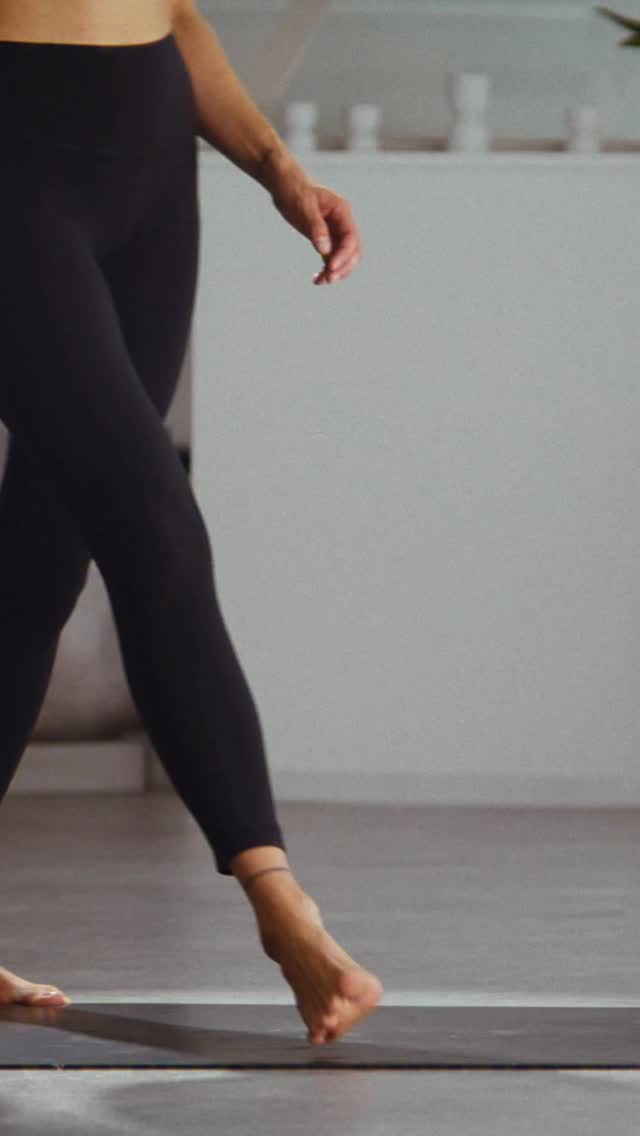 Ruhe kann so viel Kraft haben.
Ein tiefer Atemzug.
Ankommen im Moment.
Bei dir.
Danke an @roserbrothers für dieses Einfangen von Präsenz und Balance.
Genau dieses Gefühl – Ruhe, Innenschau, Verbindung – ist die Basis meiner Rauhnächte-Begleitung.
Eine Zeit, in der wir gemeinsam tiefer eintauchen, Altes sortieren und mit klarer Intention ins neue Jahr gehen.
Mein Workbook führt dich durch diese zwölf Nächte und schafft Raum für Reflexion, Rituale und innere Ausrichtung.
Wenn du bereit bist, diesen Weg bewusst zu gehen: Die Tore für meine Rauhnächte-Begleitung sind geöffnet.
Link in der Bio 🤍
Im wunderschönen @ohemiastudio
#rauhnächte