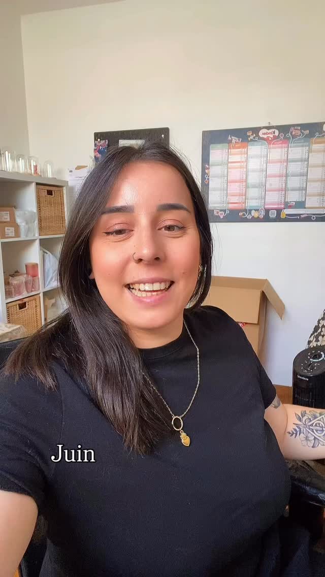 PARTIE 2 | BNC X @kinderfr
J’ai regroupé 3 vidéos de juin, et octobre, dans lesquelles vous allez pouvoir constater le changement d’ambiance 😂
Donc la collab est lancée suite à notre appel Teams.
En juin, super heureuse, j’avais commandé chez deux parfumeurs 2 parfums afin de trouver LE parfum correspondant.
L’un sentait parfaitement le Kinder tandis que l’autre pas du tout.
Confiante, j’ai coulé en août les bougies (la collab devait avoir lieu en septembre de base) avec le premier parfum, le rendu à froid est bon! C’est top!
Le temps est passé. J’avais laissé ça de côté.
Et je me rend compte à quelques jours du rdv que les bougies n’ont AUCUN rendu à chaud !?!
Donc sur la deuxième vidéo c’est la dégringolade, je me dis que je vais louper ma collab à cause de ça, que je n’ai AUCUNE solution..
Imaginez vous avez Kinder qui vient pour vous, et la bougie NE SENT PAS ?!? Et 0 solution à l’horizon ?!?
Bien heureusement j’ai mis mon cerveau en ébullition et mon sauveur Elzon de chez @terredebougies est arrivé à la rescousse. 🤎
Plusieurs morales :
- derriere chaque jolie création vous ne voyez pas toujours le stress, les échecs, le temps passé, l’énergie dépensée pour le résultat.
- toujours croire en sa bonne étoile, et que chaque problème trouve toujours une solution 🫶🏼
Je suis quelqu’un qui prends énormément les choses à cœur quand ça touche mes créations, alors sachez que je veille vraiment à toujours faire au maximum pour vous offrir de la qualité, des rendus olfactifs parfaits, une combustion au top. 🙏🏻
Suite et fin demain 👀 pour ces péripéties (qui finissent bien heureusement!)
#collab #collaboration #kinder #collabkinder #bougiekinder #artisanat #artisanatfrancais #faitmain #faitmainavecamour #avecamour #avecpassion #faitmainenlorraine #metz #talange #moselle #mosl