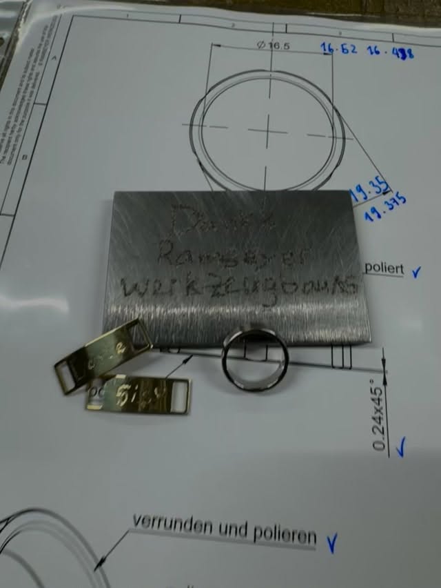 𝐌𝐚𝐫𝐰𝐚 𝐡𝐚𝐭 𝐚𝐦 𝐙𝐮𝐤𝐮𝐧𝐟𝐭𝐬𝐭𝐚𝐠 𝐛𝐞𝐢 𝐝𝐞𝐫 𝐑𝐚𝐦𝐬𝐞𝐲𝐞𝐫 𝐖𝐞𝐫𝐤𝐳𝐞𝐮𝐠𝐛𝐚𝐮 𝐀𝐆 𝐞𝐢𝐧 𝐫𝐢𝐜𝐡𝐭𝐢𝐠𝐞𝐬 𝐀𝐛𝐞𝐧𝐭𝐞𝐮𝐞𝐫 𝐞𝐫𝐥𝐞𝐛𝐭. 🔧✨
Zunächst fertigte sie eine eigene CAD-Zeichnung an und formte anschliessend ihren Ring. Sandstrahlen, Kanten brechen, Polieren – alles selbst gemacht.
Nach dem Mittagessen entdeckte Marwa die Stanzmaschine und staunte darüber, wie kraftvoll sie arbeitet. Später personalisierte sie ihren eigenen Schnürsenkel-Anhänger und brachte ihn zum Glänzen.
Zum Abschluss gravierte Marwa ein Metallstück und erhielt voller Stolz ihr Zertifikat. 🏅🤗
Ein Zukunftstag voller Neugier, Mut und echter Werkstatt-Action! 🚀💛
#Zukunftstag #Stanzmaschine #Ramseyerwerkzeugbauag