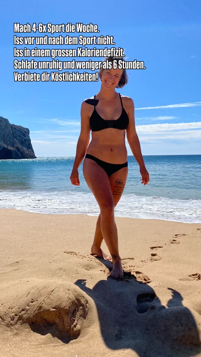 Früher habe ich vieles in meiner Ernährung falsch gemacht – ohne es zu merken. Ich hatte Wassereinlagerungen, unnötige Fettpölsterchen, Verdauungsprobleme, Stimmungsschwankungen und Schmerzen, die einfach nicht hätten sein müssen.
Heute weiss ich: Mein volles körperliches und geistiges Potenzial kann ich nur ausschöpfen, wenn ich meinen Körper wirklich nähre – nicht bestrafe.
Worauf ich heute setze:
✨ 4–5 Mahlzeiten pro Tag - verteile deine Makros!
✨ Ein richtiges Frühstück - Starte richtig!
✨ Ein leichter Znacht - Gönne deinem Körper Ruhe!
✨ Kein grosses Kaloriendefizit - Lass deinen Stoffwechsel brennen, nicht schlafen!
✨ Ruhe & Pausen - Zu hohes Cortisol macht bullky!
✨ Bewegung mit Leichtigkeit - du bewegst dich mit deinem Körper, nicht dagegen!
Mein Fazit:
Es sind ein paar einfache Veränderungen. Aber genau sie sind der Schlüssel zu einem nachhaltigen, gesunden Körpergefühl, zu einem Leben mit mehr Leichtigkeit und weniger Druck. Ohne Wassereinlagerungen, aufgedunsen zu sein und einen Stress-Bauch.
Ich bin nicht perfekt – aber ich lerne täglich neu, meinem Körper zu vertrauen. Und das verändert alles.