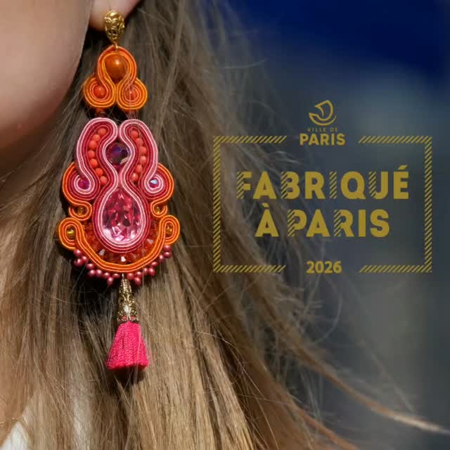 Thrilled to share that my Majestueuses earrings have been awarded the “Fabriqué à Paris 2026” label.
A precious recognition for pieces entirely handcrafted in my Parisian atelier layers of passementerie, beads chosen one by one, careful stitches that follow the rhythm of the city.
Each pair carries a bit of Paris: its light, its elegance, its quiet intensity.
Thank you to the City of Paris for supporting independent artisans and celebrating handmade creation.
The Majestueuses exist in several colour variations, each with its own character and glow.
#fabriqueaparis
#palmyreparis
#handmadejewelry
#passementerie
#frenchcraft
#parisiansavoirfaire
#bijouxdecaractère
#bijouxcolores
#parismaville
#loveparis
#lovemywork
✨ Heureuse de vous annoncer que mes Majestueuses ont été labellisées “Fabriqué à Paris 2026”.
Une reconnaissance précieuse pour ces pièces entièrement cousues à la main dans mon atelier parisien : des galons de passementerie, des perles choisies une à une, des points minutieux qui suivent le souffle de la ville.
Chaque paire porte un peu de Paris : sa lumière, son élégance, sa douce intensité.
Merci à la Ville de Paris de soutenir l’artisanat d’art et la création indépendante.
Les Majestueuses existent en plusieurs déclinaisons, chacune avec son caractère et son éclat.