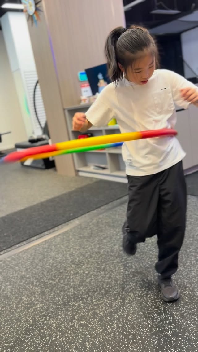 Jumps
Building reactive strength, power, timing, and confidence in landing mechanics.
Your body learns how to create force and absorb it.
Hula-hoop
Rotational coordination, pelvic control, rhythmic movement, and fluidity.
You’re training the hips to lead and not lock — which transfers to every sport and every dance.
Jump rope
Foot speed, rhythm, timing, tendon stiffness, and endurance.
You become lighter, quicker, more responsive.
Body awareness drills
Rope Flow, Crawls, balance variations, single-leg work, reaction drills.
These sharpen proprioception,the ability to know where your body is in space, even when you’re moving fast.
Let’s goooo