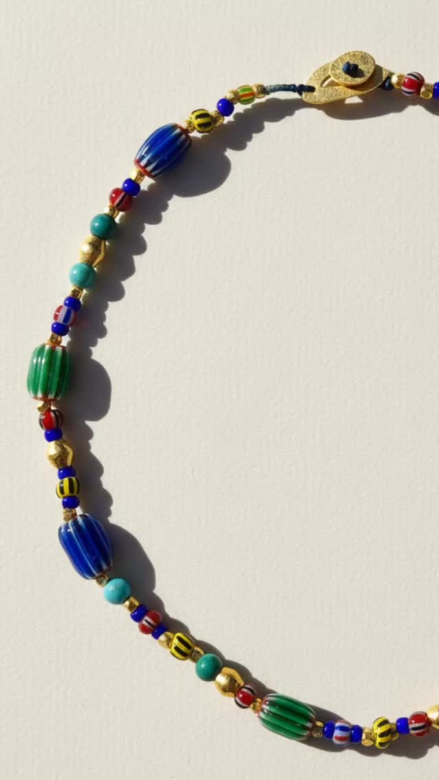 🐾 Il y a des matières qui ramènent à un lieu, une lumière, une odeur.
Pour moi, ce sont les perles de verre.
Nées à Venise, troquées en Afrique, recréées aujourd’hui au Ghana.
Elles étaient mes premières pierres, celles de mes débuts.
MASAI est un hommage à cette route, entre Venise, l’Afrique et mon atelier —
là où la couleur devient mémoire, et le bijou, voyage.
✨ MASAI, la collection qui raconte d’où tout commence. ✨ Masaï est en ligne 💫 lien en bio