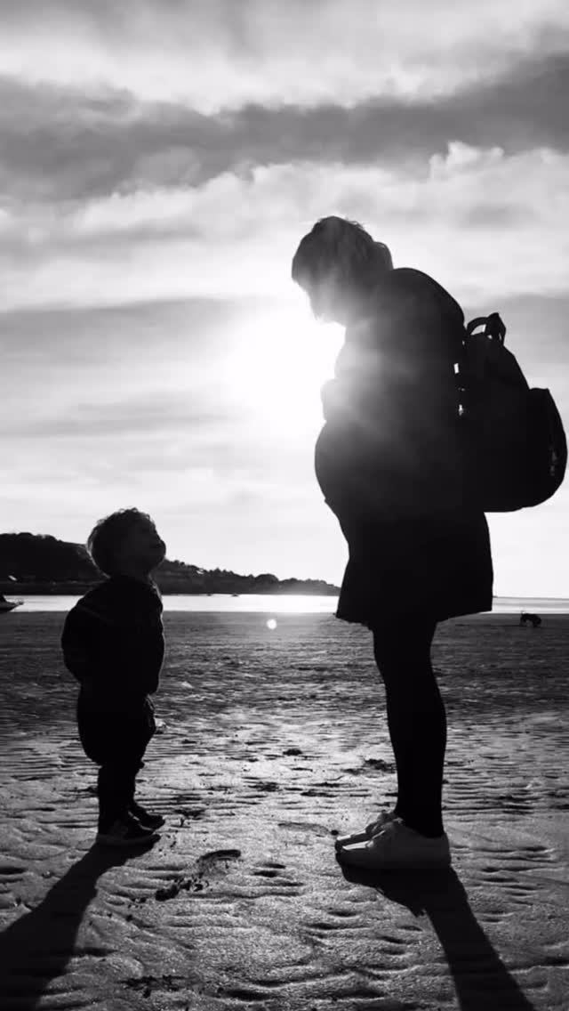 ❓Feel disconnected with your body?
Moving our bodies is a way to reconnect with ourselves, to notice how we feel and what we need.
BIOFEEDBACK is when we tune into what’s going on with our bodies:
Our heart rate
Our breathing
What movements feel good
If we have any tightness or restricted movements
This is what makes exercising a great tool for helping us feel present, more in control and aware of what we need.
Here if you want more info on this - it’s something I help you turn into during PT sessions or classes.
Em x