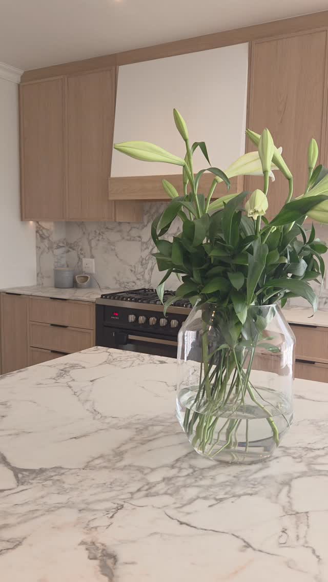 A refined blend of natural oak and marble-look porcelain — this kitchen captures timeless elegance with a modern, effortless charm.
@estrella.sa.sinteredstone
#ElegantInteriors #PorcelainDesign #ModernClassic #KitchenInspo #bespokejoinery