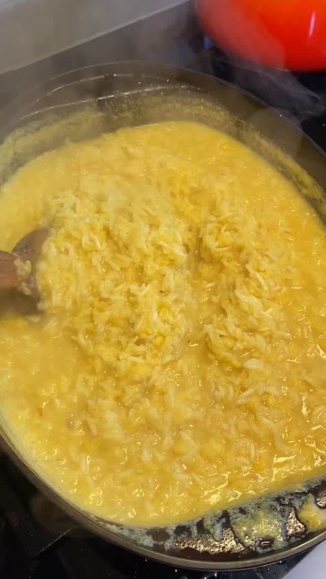 Earlier this week I made a big batch of kitchari for my client who just gave birth. This is a gently warming postpartum dish suitable for the very first days after birth as it is cleansing more than nourishing. The mothers digestion will have been impacted by birth, and ”nutrient density loading” (my teacher Naomi’s words) in the initial phase of recovery will only waste her energy resources.
It was an honor to deliver this meal to the hospital along with some beverages and snacks, and stay for a few hours with the family for emotional support and birth story processing. I love being able to be there for my clients from the very beginning 💕💕