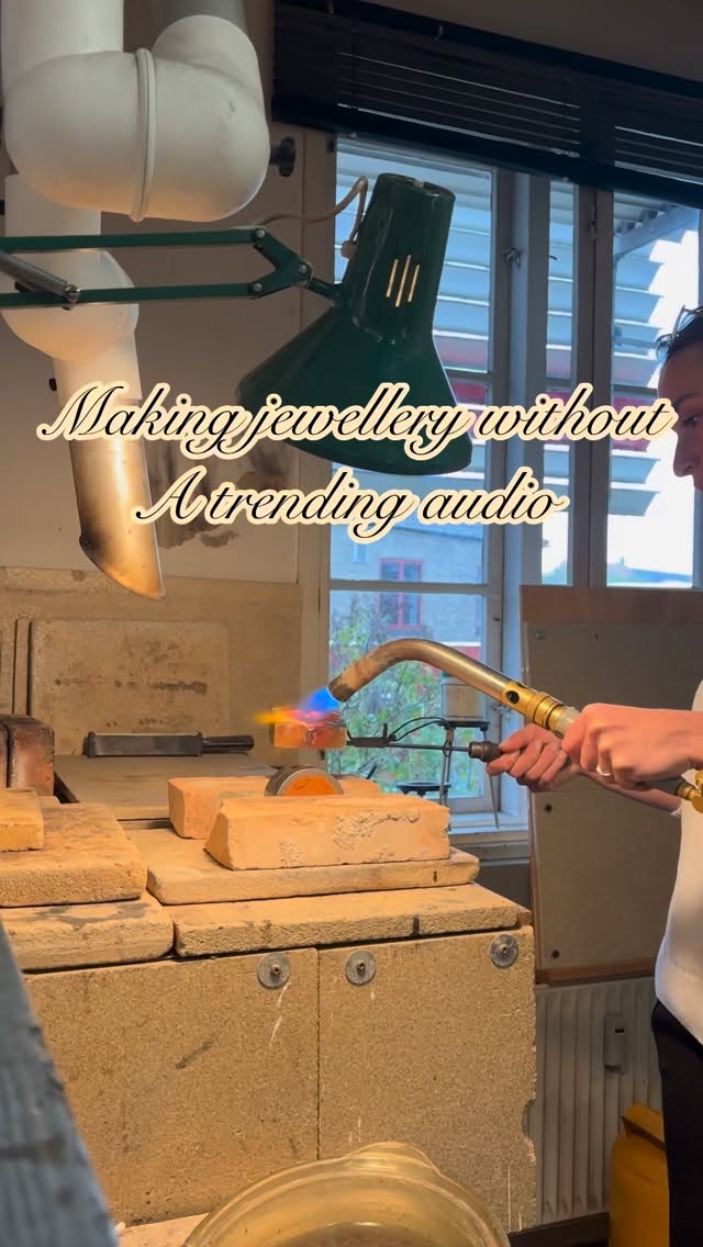 The most relaxing sounds in my opinion 🫶
#smykker #smallbusiness #handmade #november_smykker #jewellery #earrings #copenaghen