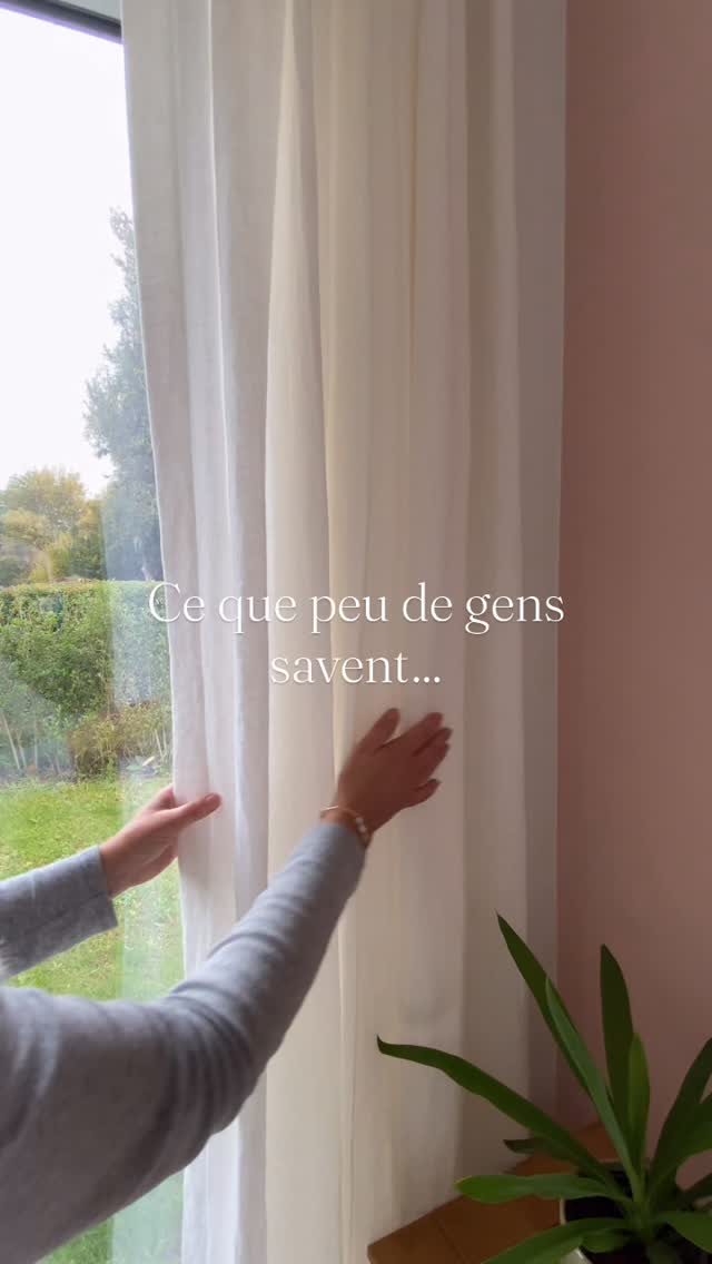 Un rideau, ce n’est pas juste un tissu devant une fenêtre.
C’est un refuge, un sentiment de réconfort, une atmosphère qui change tout.
Le lin apporte une présence subtile… un équilibre entre luminosité et confort.
Chaque rideau sur mesure que je crée est pensé pour devenir une part essentielle de votre intérieur.
Ce week-end au Dolce Manufactura, je serai là pour imaginer avec vous les rideaux qui donneront à votre maison cette lumière douce que vous aimez.
📅 21 → 23 novembre 2025
📍 Dolce Manufactura – La Hulpe
@dolcelahulpe
✨ Salon des Métiers d’Art
🌳 Au cœur de la Forêt de Soignes
🕒 Vendredi : 14h–18h (pro) · dès 18h (ouvert à tous)
🕘 Samedi & dimanche : 11h–18h
Événement organisé à l’initiative de @workshopasbl que je remercie déjà pour cette incroyable organisation ✨
#rideauxenlin #linécru #linblancasse #rideausurmesure #décoluminueuse #maisonchaleureuse #mesrideaux #décorationintérieure #bienchezsoi #architectedinterieur #dolcelahulpe #qualité #metiersdart #mesrideaux
