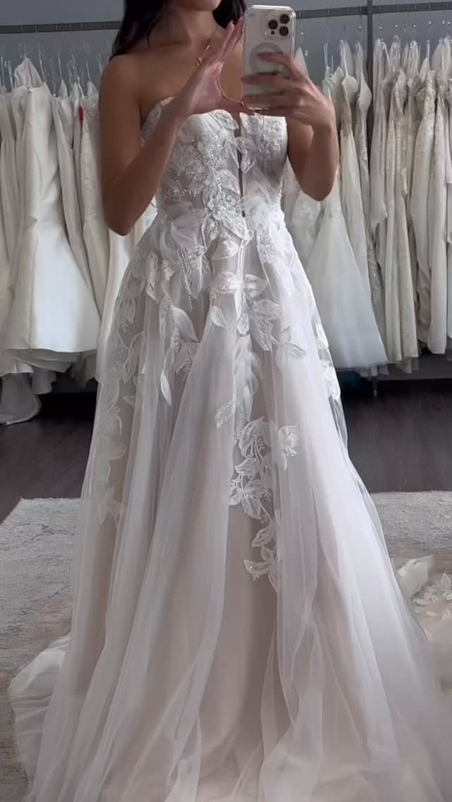 Brand new 2026 arrival from @missstellayork 💞 And if you’re wanting even more dress inspo, make an appointment for our Designer Preview Trunk Show December 5th to the 14th. We’ll have 30+ additional *never before seen* dresses in the store for this weekend only, that won’t be available in other stores until the summer of 2026. Book your appointment using the #linkinbio
.
.
.
#trunkshow #missstellayork #blushweddingdres #engaged #bride #pleasantonweddings #pleasanton #livermoreweddings #livermore #2026bride