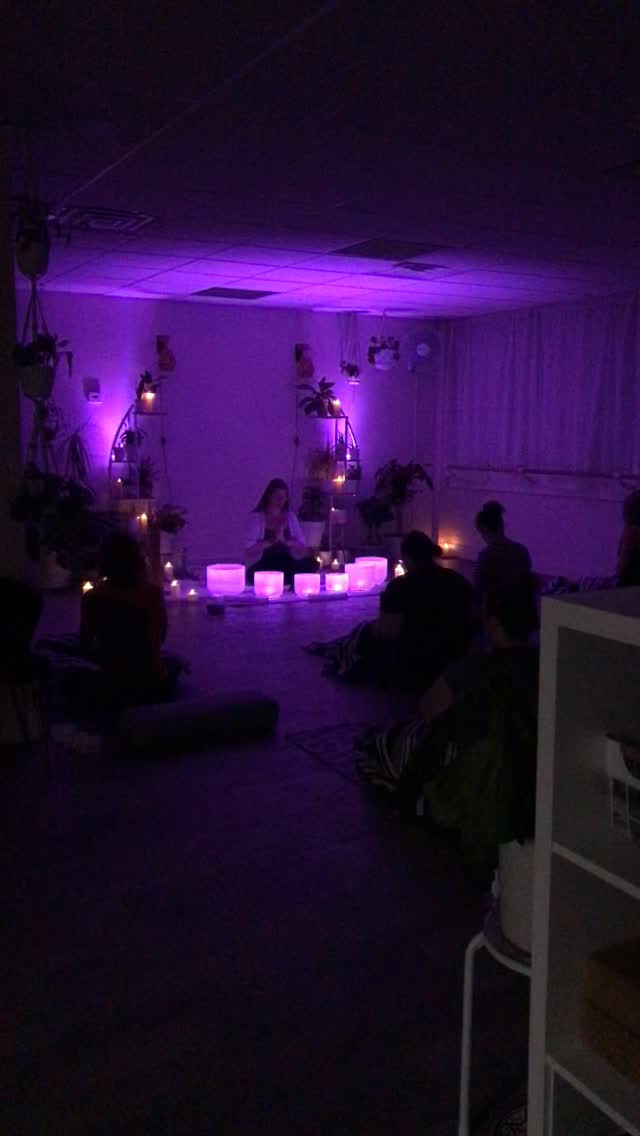 Sink into stillness this Friday ✨
Join us for a Sound Bath Meditation at 7:30pm and let the vibrations melt away the week.
Want deeper relaxation? Add on a 15-minute massage for pure bliss.
Your nervous system will thank you. 💛
Link in bio or visit: www.atlasyogaandmovement.com