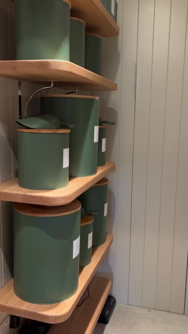 A little corner just for the pets 🤍
Loving how @organisedhomecompany styled these green tins with our personalised labels— neat, organised, and honestly so beautiful to look at.
Tiny details that make everyday life feel a bit more organised.
#HomeOrganisation
#PetStorage
#CalmSpaces
#MinimalHome
#PrintTailors
