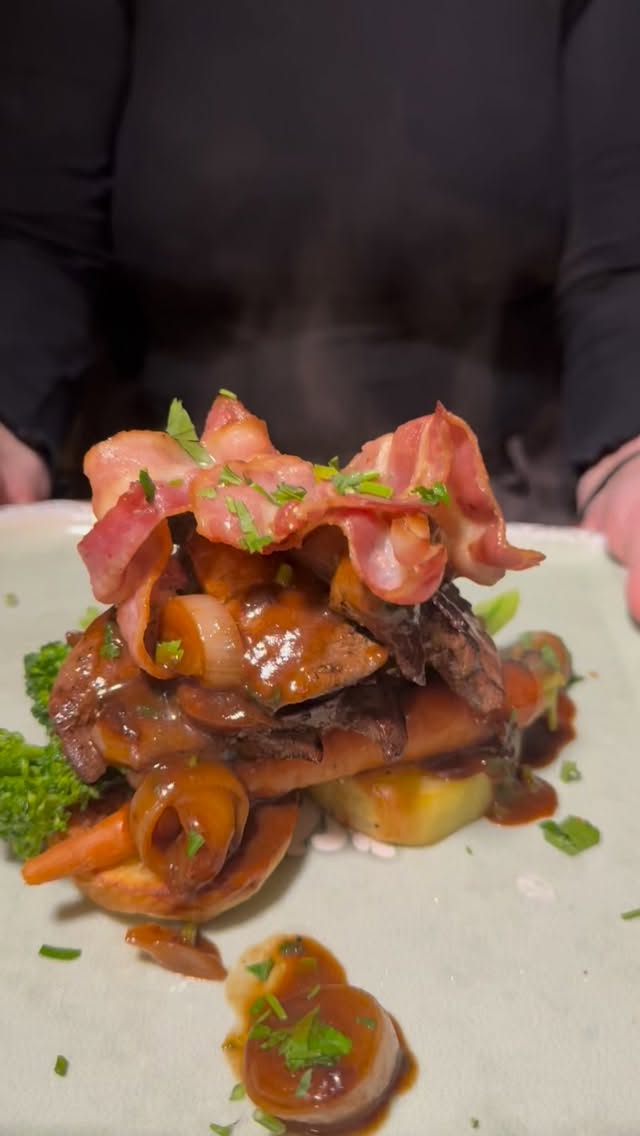 Have you planned your evening? Have you thought about your weekend? ✨
Don’t let this little bit of rain discourage you.
The truth is, rain has its own charm: the gentle sound of the drops, the calmer atmosphere, that romantic touch many people love — and also a relaxing effect that soothes the mind and brings a wonderful sense of peace.
And that’s exactly why I want to invite you to something special:
Come and warm up with us at Marcio’s.
Enjoy an evening with a good wine and authentic Italian food, prepared in our Slow Cook style — fresh, made to order, with all the care and affection of our artisanal kitchen.
Here you will find a cosy, family-friendly atmosphere, perfect for:
• enjoying your meal calmly,
• relaxing while listening to the rain outside,
• catching up on conversations,
• making plans for the new year — after all, 2026 is just around the corner,
• or simply appreciating a special moment with someone dear.
Make your reservation. #italianfood #bedford #bedfordfoodie #marciositalianrestaurant #italianrestaurant #bedfordfood #bedfordeats #bedfordfood #bedfordfoodguide #freshfood