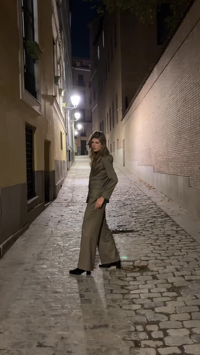 El otro día hice esta práctica fotográfica en una calle de Madrid, de noche.
El reto era equilibrar la luz del entorno con la luz sobre mi modelo, algo que es bastante complicado.
La calle estaba muy iluminada y el fondo ganaba demasiado protagonismo, así que mi modelo quedaba “perdida” en la escena.
La solución: usar un flash de mano con un paraguas difusor para darle un punto de luz extra y que destacara sin romper la atmósfera nocturna.
Gracias a @goyidh de @sixmanagement.es
#tipsdefotografia #clasesdefotografia #tutorialfotografia #cursodefotografia