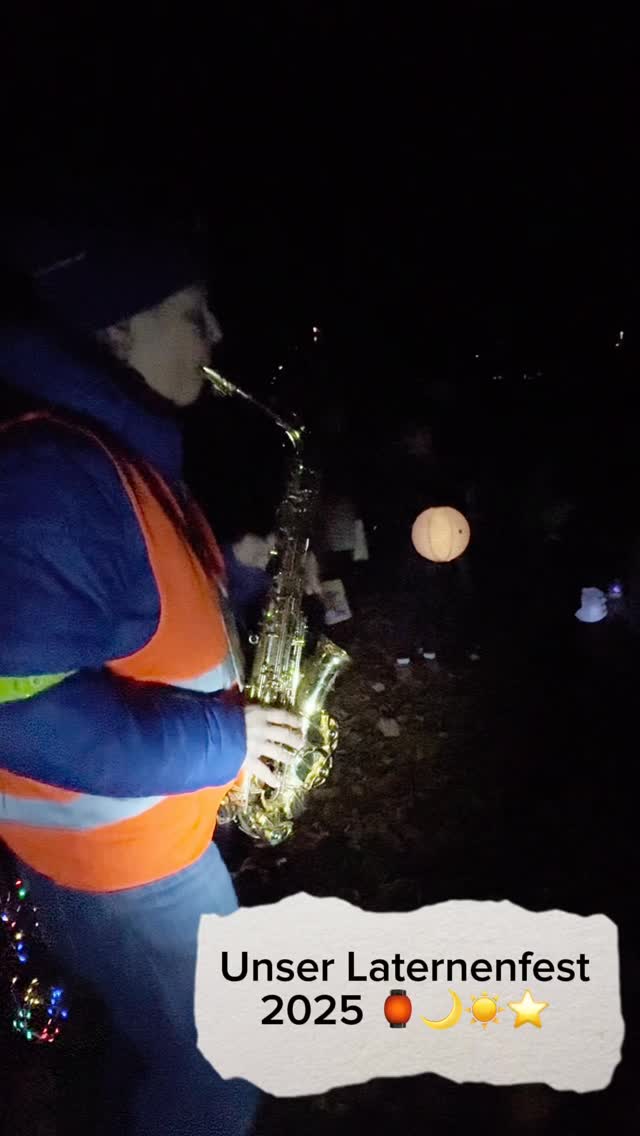 Was für ein wunderschöner Abend! ✨🌙
Alle drei Standorte gemeinsam beim Laternenlauf – mit leuchtenden Augen, bunten Laternen und fröhlichen Kindern 💛
Ein großes Dankeschön an alle Familien, die dabei waren und diesen Abend so besonders gemacht haben! 🕯️🎶 #laterne #lichterfest #martinsfest #kita #hamburg #sonnemondsterne