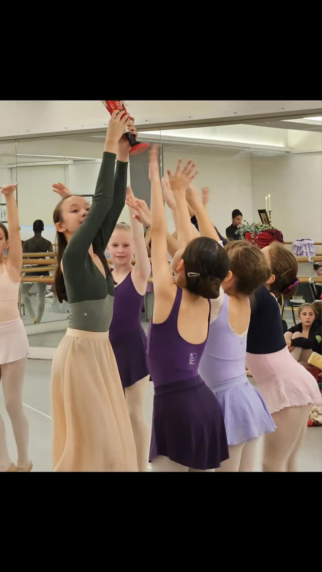 Final rehearsals before our run-throughs next week. Well done team Nutcracker!
@ballet_with_anna_duboisson
@du_boisson_dance_foundation
@lvballetschool
#ballet #performance #Nutcracker #nutcracker #christmas #childrenballet #dance