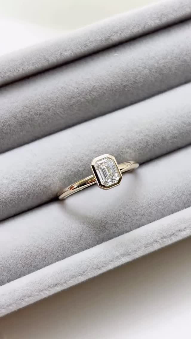 แหวนเพชรทรง Emerald Cut เซอร์ GIA 0.52กะรัต น้ำ100 D color VS1 EX/EX NONE - ฝังแบบหุ้มขอบ Full Bezel Setting วงนี้ดีไซน์ตัวเรือนสวยมากๆเลยครับ ขอบคุณลูกค้าที่ให้เราดูแลแหวนแต่งงานให้นะครับ • 18K White Gold Nude ✨💍
.
Budget : 4x,xxx THB +/-
.
ลูกค้าที่สนใจแวะมาชมสินค้า รบกวนนัดหมายล่วงหน้าก่อนนิดนึงนะครับ ☺️
.
ตัวเรือนทองแท้18K พร้อมเพชรใบเซอร์ GIA สำหรับขนาด 0.18 กะรัตขึ้นไปทุกเม็ด
.
หน้าร้านใกล้ BTS เพลินจิต พร้อมบริการหลังการขายทุกเรื่อง ดูแลลูกค้ามาแล้วกว่าสองพันคู่ ชมรีวิวจากลูกค้าได้ที่ >> https://www.minimojewelry.com/testimonial
.
ดูแบบแหวนทั้งหมดได้ที่ —> https://www.minimojewelry.com/weddingringsdesign
.
** แถมฟรี เลเซอร์สลักชื่อ เลือก Font ที่ชอบได้
** พร้อมกล่องแหวนสวยๆสำหรับเข้าพิธี
.
💎 Inbox: m.me/minimo.jewelry
💎 Line: @minimo.jewelry (มี @)
💎 Web: http://minimojewelry.com
💎 Call: 092-456-9509
.
** เนื่องจากงานของทางร้านเป็นงานสั่งทำตามความต้องการของลูกค้า ราคาจึงอาจมีการปรับเปลี่ยนตามดีไซน์ สเปคเพชร ไซส์แหวน และราคาทอง/เพชร ในแต่ละช่วงเวลาครับ
.
#minimojewelry #แหวนคู่ #แหวนแต่งงาน #แหวนเพชร #แหวนหมั้น #diamond #diamondring #แหวนเพชรแท้ #เพชรGIA #engagementring #ทองแท้ #เพชรแท้ #weddingring #เพชรแท้ราคาโรงงาน #แหวนเพชรGIA #weddingring #แหวนชู #แหวนหมั้น #ring #ใบเซอร์gia #เพชรน้ำ100 #งานแต่งงาน #เซอร์ไพรส์ขอแต่งงาน #ขอแต่งงาน #ແຫວນແຕ່ງງານ #ງານແຕ່ງດອງ #ຮ້ານເພັດ #ແຫວນແຕ່ງດອງ