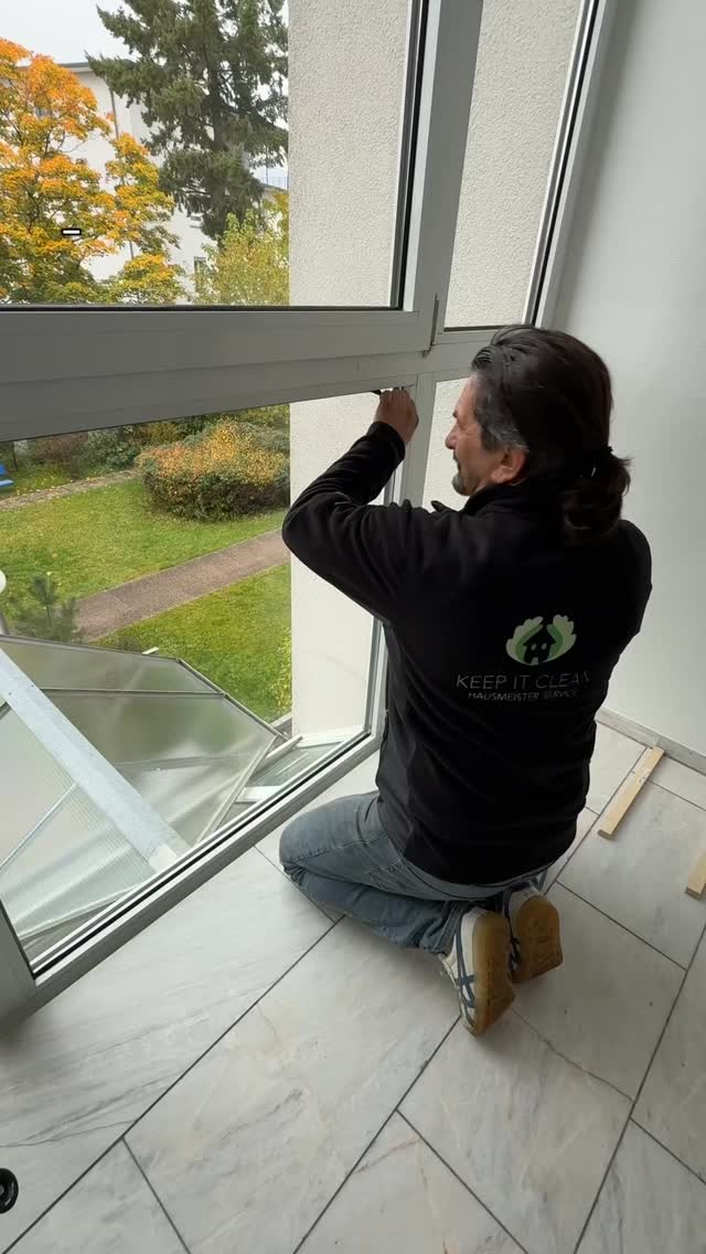 Silikon am Vordach erneuern – klingt easy, bis man merkt: Erst mal durchs Fenster aufs Dach 😅#keepitclean #hausmeisterservice #immobilien #handwerk #reinigung
