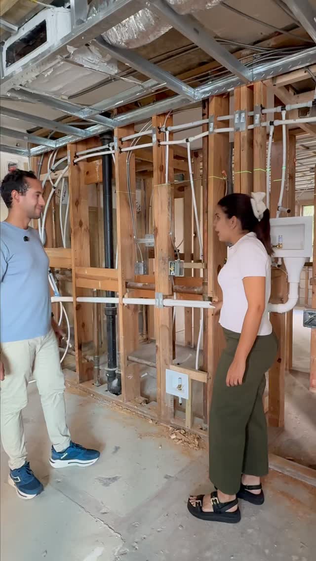 💧🔧 ¿Por qué esta tubería no está totalmente recta?
Porque es una tubería de drenaje, y necesita una ligera inclinación para que el agua pueda fluir correctamente desde la lavadora y secadora. Detalles que no se ven… pero que hacen toda la diferencia. 👌
#ConstructionTips #PlumbingBasics #HomeRenovation #BuilderLife #remodeling